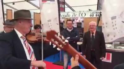 Il y a du monde sur la foire ! Ambiance assurée avec notre ami Jean Robert