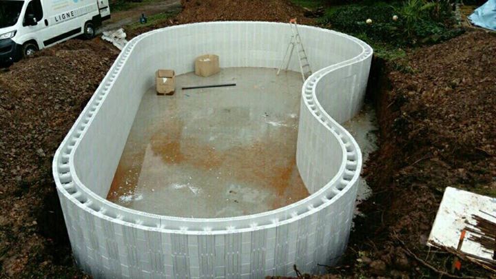 En cours Construction d’une Piscine béton forme libre de 5,00 x 10,00 sur Moutie…