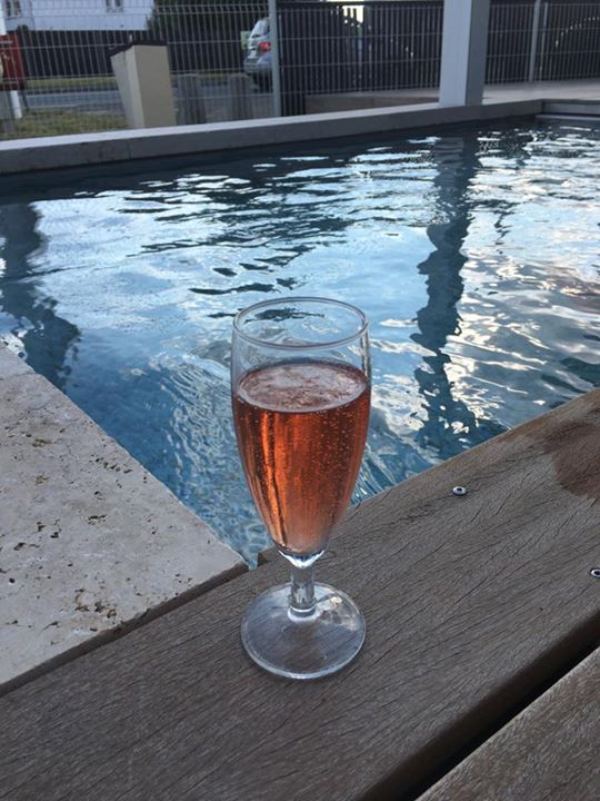 Détente de l’équipe au bord de la Piscine !
On arrose les 1er départs en vacance…