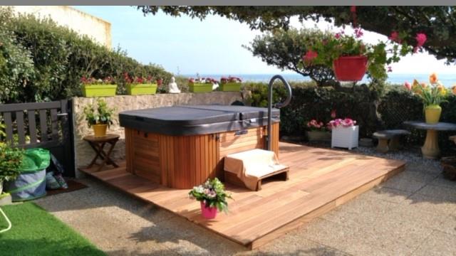 Une jolie terrasse en bois “CUMARU” avec l’encastrement d’un SPA SAPPHIRE, une r…